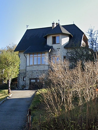 Google Street View zachytil dům čp. 191 při dnešní Pražské ulici ve Vimperku někdy v listopadu 2019 i s kovovým kohoutkem na střeše