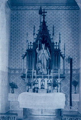 Obnovená (2018) kaple sv. Markéty a nová socha světice na jejím oltáříku, pořízená podle starého snímku Josefa Seidela někdy z konce 19. století