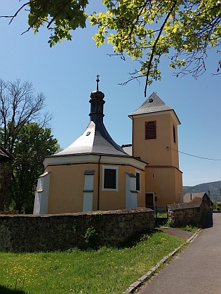 Škola a kostel v Dešenicích dnes (2023)