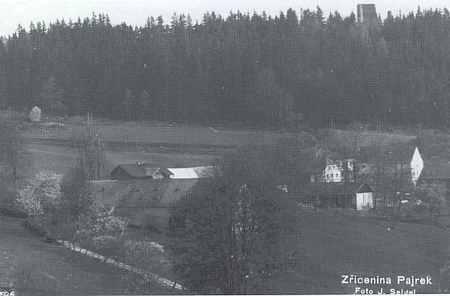 Bývalý poplužní dvůr Pajrek v pozadí se zříceninami hradu, foto Josef Seidel