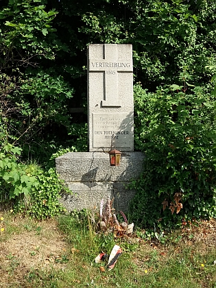 Památník vyhnanců na hřbitově v Bavorské Železné Rudě