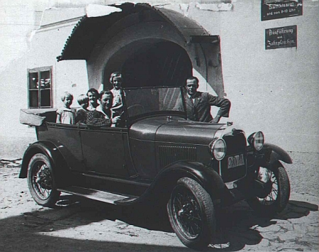 Obvodní lékař MUDr. Fuchs s rodinou a autem na snímku z Rožmberka nad Vltavou, pořízeném roku 1929