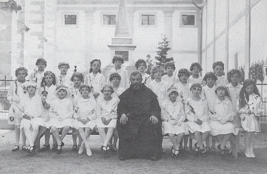 P. Sosteneus Maria Pfeifer s dívkami ročníků narození 1921/1922 u příležitosti prvního svatého přijímání v Nových Hradech roku 1930, v pozadí vidíme zdejší památník padlým, odhalený v roce 1921