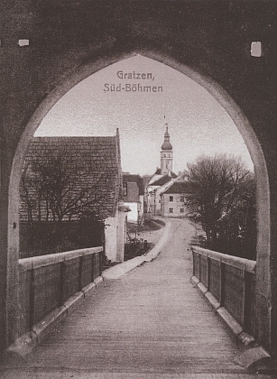 Pohled k novohradskému klášteru od hradu na staré pohlednici