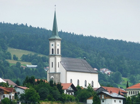 Farní kostel Nejsvětější Trojice v Grainetu je postaven z tittlingské žuly