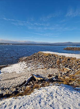 Tady stávala dolnovltavická škola a za ní kostel (viz i Klara Dierlová)
