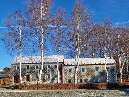 Dochovaná část statků čp. 22 a 23 na někdejším severním okraji obce