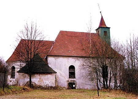 Kostel sv. Linharta v Pohorské Vsi před rekonstrukcí a už opravený na snímku z roku 2013