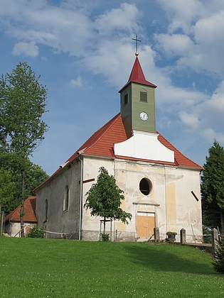 Kostel sv. Linharta v Pohorské Vsi před rekonstrukcí a už opravený na snímku z roku 2013