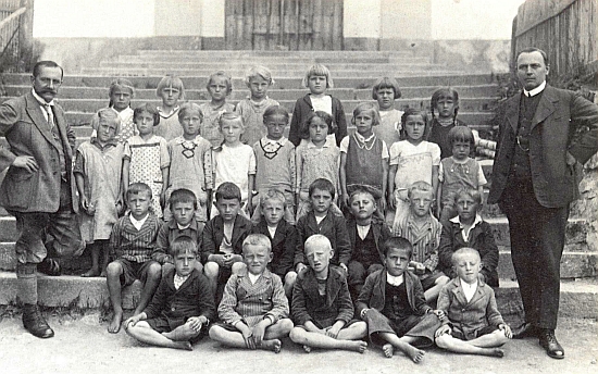 Tady je na fotografii z roku 1934 s "bosou" školní třídou v Terčí Vsi a dobře obutým řídícím učitelem Furtnerem zachycen i farář Anton Mayer, ve druhé řadě druhý zprava je Fritz Talirsch