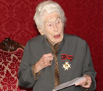V roce jejích pětadevadesátin ji Benedikt XVI. vyznamenal "komturským křížem
    s hvězdou papežského řádu sv. Silvestra"