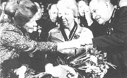 S generálním tajemníkem Federalistické unie evropských národních skupin Povlem Skadegardem a jeho ženou na Sudetoněmeckém sněmu v roce 1972, kdy jí byla udělena Kulturní cena krajanského sdružení