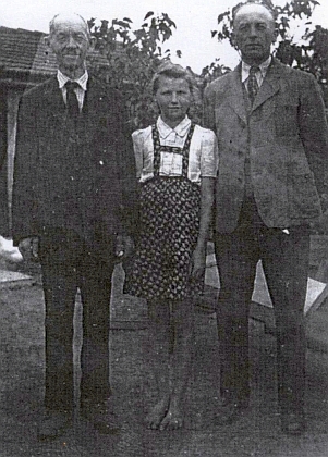 Marianne s otcem Johannem a dědem Georgem Schmutzerovými také v Labuti