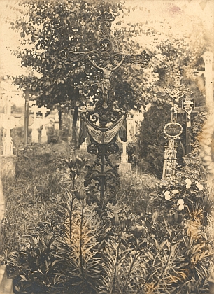 Hrob sebevrahův na bechyňském hřbitově u sv. Michala měl také pohnuté osudy: tento původní hrob byl v roce 1930 zrušen (snímek je pravděpodobně z let dvacátých), ...