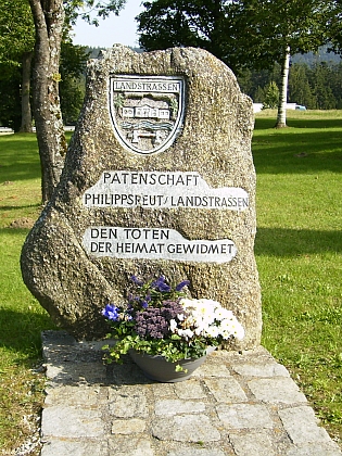 Pamětní kámen u repliky stožecké kaple v bavorském Philippsreutu připomíná patronát obce nad vyhnanci z někdejší Silnice