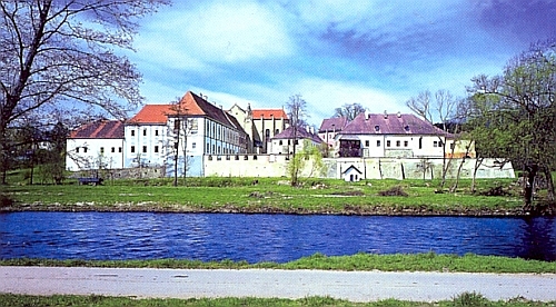 Tady ve Zlaté Koruně nad řekou Vltavou byl pokřtěn