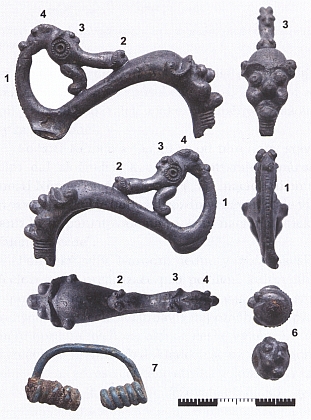 Bronzová spona z 5. století před Kristem, součást nálezu v Zahrádce u Mirkovic roku 2011, odkud pocházeli Gallistlovi předkové (ovšemže z doby podstatně mladší)