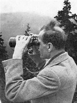 Na snímku z roku 1957 se dívá z Třístoličníku "in seine Heimat"