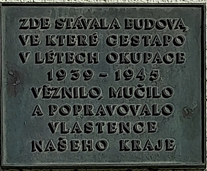 Na nároží Lannovy třídy a Štítného ulice stával dům majitele papíren Rudolfa Gellerta (1853-1939), od srpna 1939 do jeho zničení při bombardování 24. 3. 1945 tu sídlilo gestapo, následně byla úřadovna přestěhována do Hardtmuthovy vily