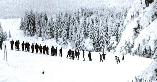 Dva snímky z lyžařského kurzu, který ve dnech 24. ledna až 4. února 1934 organizoval na Horské Kvildě prof. Walter Gatermann z reálky v Kašperských Horách