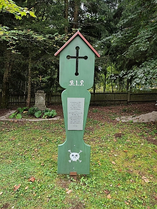 Umrlčí prkno na hřbitově v zaniklé Hůrce "na památku všech, co zde spočívají, i těch, co museli po 2. světové válce svůj kraj opustit"