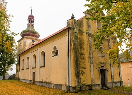 Kostel Povýšení Svatého kříže, po němž se rodný Heiligenkreuz i v poválečné české verzi jmenoval až do roku 1960, kdy základní křesťanský symbol Kristova umučení musel z místního jména zásahem komunistického režimu zmizet