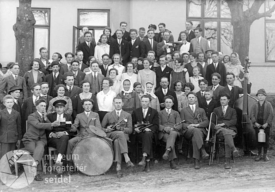 Mládež z Tisovky před místní restaurací na Seidelově fotografii - určitě je všechny znala, ale na zábavy ještě nechodila, snímek vznikl v roce 1930