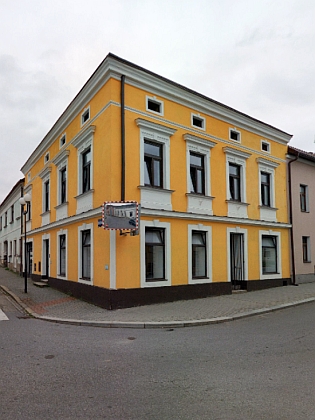 Rodný dům čp. 335 v dnešní novobystřické Švermově ulici před a po rekonstrukci po roce 2010