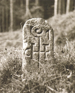 Hraniční kameny u Lipanic mají na jedné straně berlu vyšebrodského opata, na druhé rožmberskou růži jako symbol českokrumlovského panství