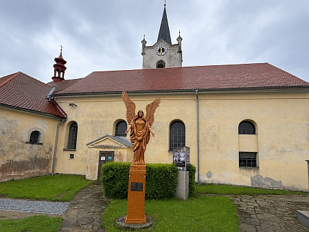 Kostel Srdce Ježíšova a bývalá škola v Malšíně