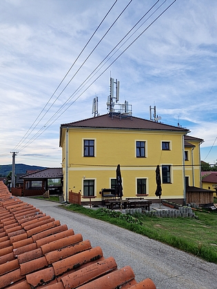 Kostel Srdce Ježíšova a bývalá škola v Malšíně