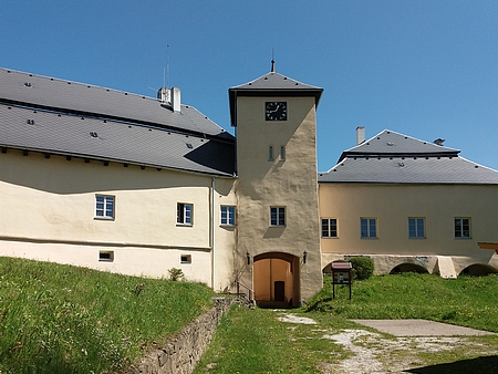 Dešenická tvrz, později zámek, v jehož v zadní části býval pivovar, dnes je tu pivovarnické muzeum