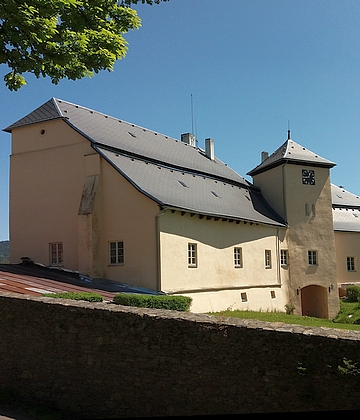 Dešenická tvrz, později zámek, v jehož v zadní části býval pivovar, dnes je tu pivovarnické muzeum