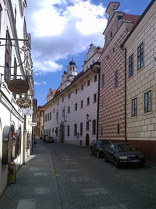 Někdejší jezuitská kolej (už dlouhá léta hotel Růže) z Horní ulice a snímek nádvoří