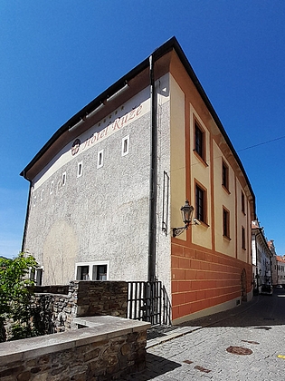 Dům čp. 153 v českokrumlovské Horní ulici, v němž bylo gymnázium umístěno po roce 1663 (na koci 19. století tu bylo divadlo)