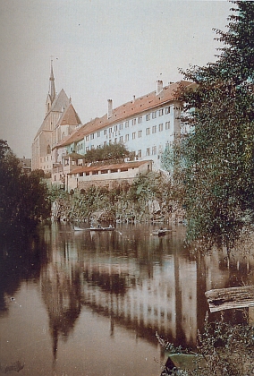 Jezuitská kolej v Českém Krumlově, navazující na kostel sv. Víta, na kolorované pohlednici z roku 1906...