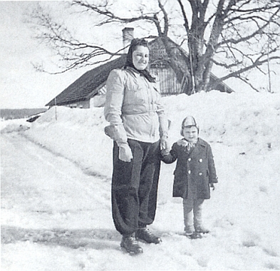 O zasněžených Velikonocích válečného roku 1940 stojí Ida se svým malým synovcem Helmutem před rodným domem, Pillerovým pekařstvím