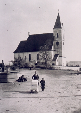 S maminkou Marií a bratrem Josefem ve Ktiši někdy v letech 1940-41, Anton je v kočárku