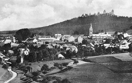 Pohled na Kašperské Hory, vlevo poutní kostel Panny Marie Sněžné, vpravo nahoře hrad Kašperk