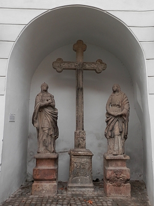 Českokrumlovské sousoší se zajímavým osudem - kamenný kříž z roku 1880 stával u silníce z Dolního Dvořiště do Rychnova nad Malší, sochy sv. Jana Evangelisty a Panny Marie z let 1691-1692 stály původně patrně na Lazebnickém mostě, později pod Křížovou horou