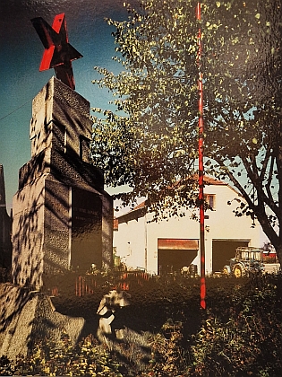 ... byl po roce 1945 zbaven helmy a věnce a také kříž na vrcholu byl přetesán, navíc přibyla deska s nápisem "Dík osvoboditelům" a rudá hvězda, což bylo věnováno Rudé armádě přesto, že Horní Dvořiště osvobodili Američané