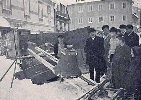 Za té druhé z obou světových válek se takto odvážely z farního kostela Panny Marie Pomocnice v Železné Rudě jeho zvony