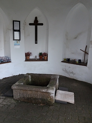 Kaple zastřešující studánku sv. Vintíře v Dobré Vodě...