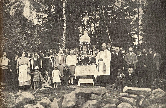 Tady je zachycen, jak světí kříž na "kostelní " cestě z Drochova do Rychnova nad Malší