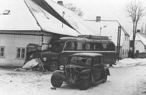 Nehoda autobusu s automobilem dešenického lékaře MUdr. Jana Moraka 2. ledna 1939 u dešenické synagogy, Goldbach s manželkou odešli do Prahy ještě před "Mnichovem"