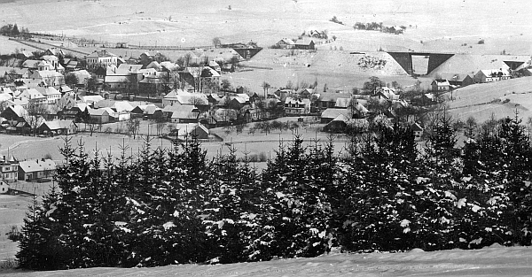 Oba dešenické viadukty v pozadí na výřezu ze zimního Seidelova snímku