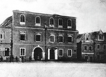 Rodný dům čp. 43 na novohradském náměstí, podle Edith Lubosové na snímku z roku 1902, a o 120 let později - řada domů změnila podobu po požáru v září 1906
