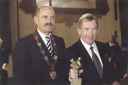 V září 2006 získal Václav Havel tzv. Mostní cenu města Řezna s motivem sochy "dvojitého Nepomuka", který figuruje s Görglovou básní na přebalu knihy Egerland a jehož předloha stojí u bavorské obce Schönsee při hranici s Českou republikou (viz i Rudolf Ohlbaum)