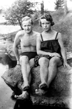S manželkou u Vltavy v roce 1940