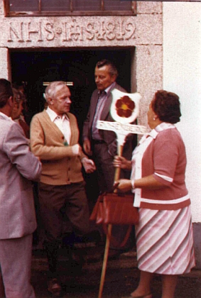 Při setkání rožmberských rodáků ve Schwarzenbergu roku 1973 stojí v hnědém pulovru ve dveřích